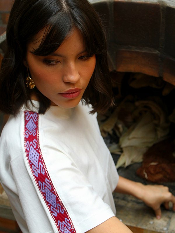 Detalle de tejido ancestral en camiseta Metamorfosis